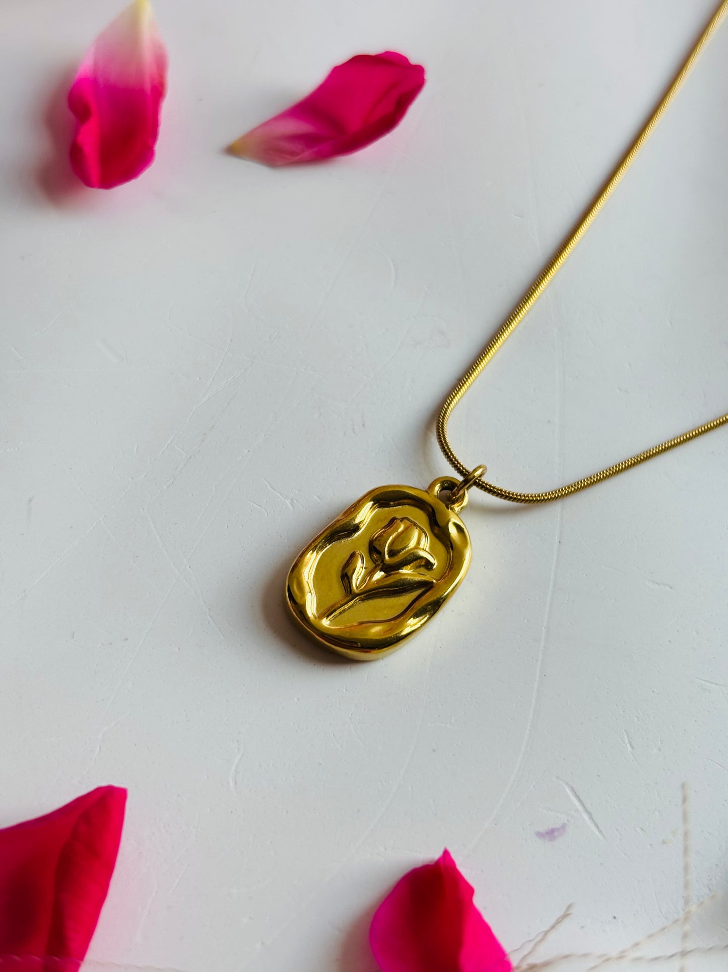 AIlaura Vintage Oval Gold Pendant Necklace