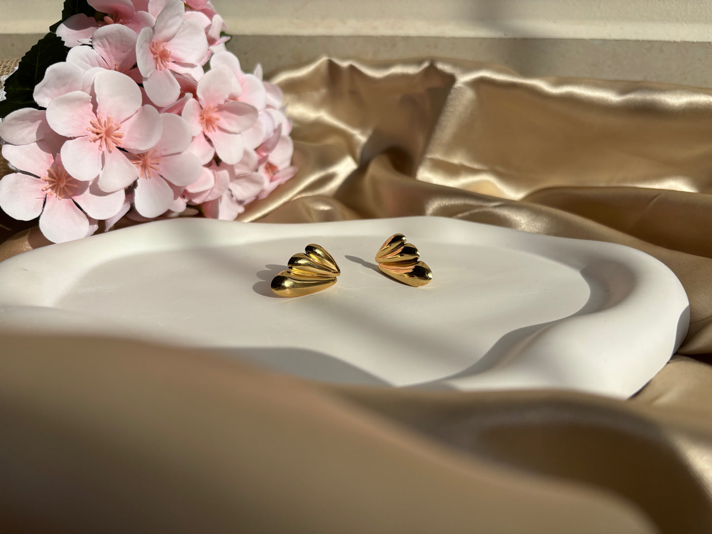 Ailaura Petal Curve Earrings