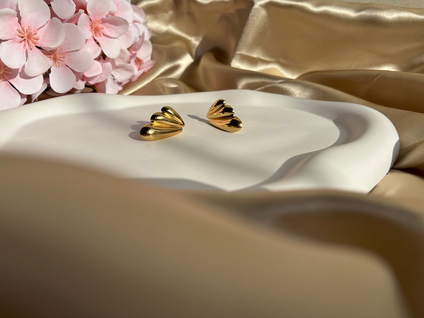 Ailaura Petal Curve Earrings