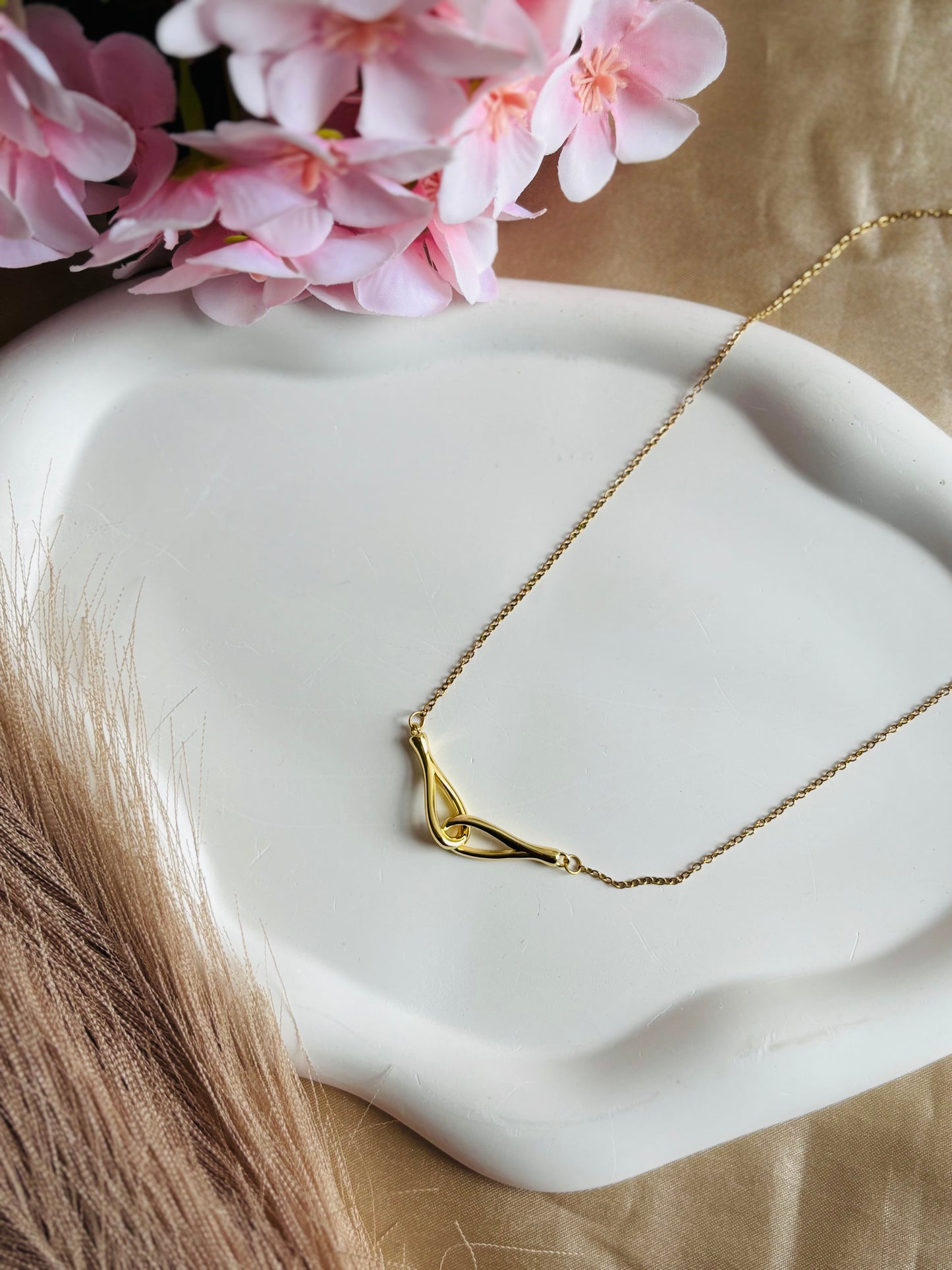 AIlaura Twist Glow Necklace