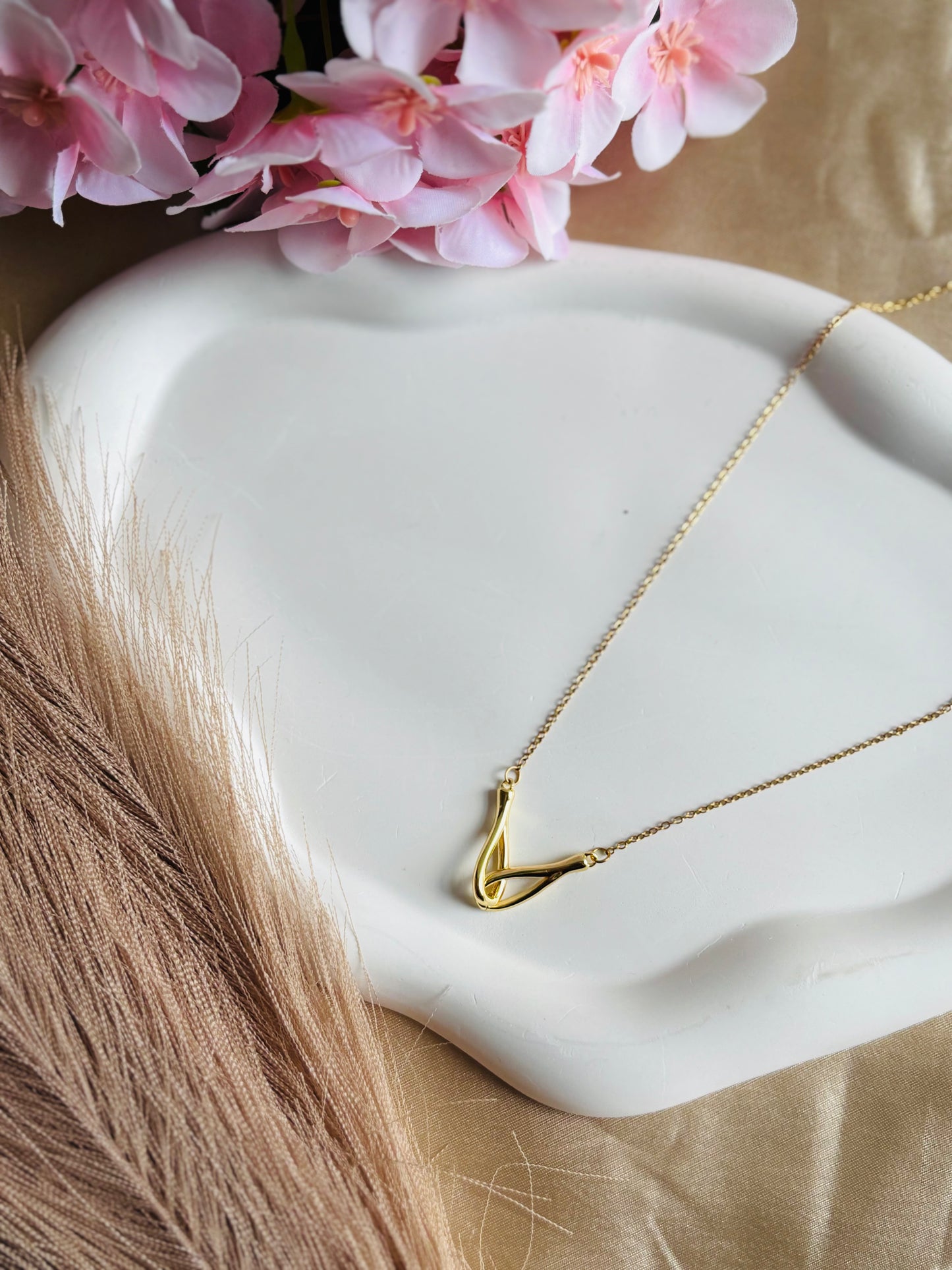 AIlaura Twist Glow Necklace