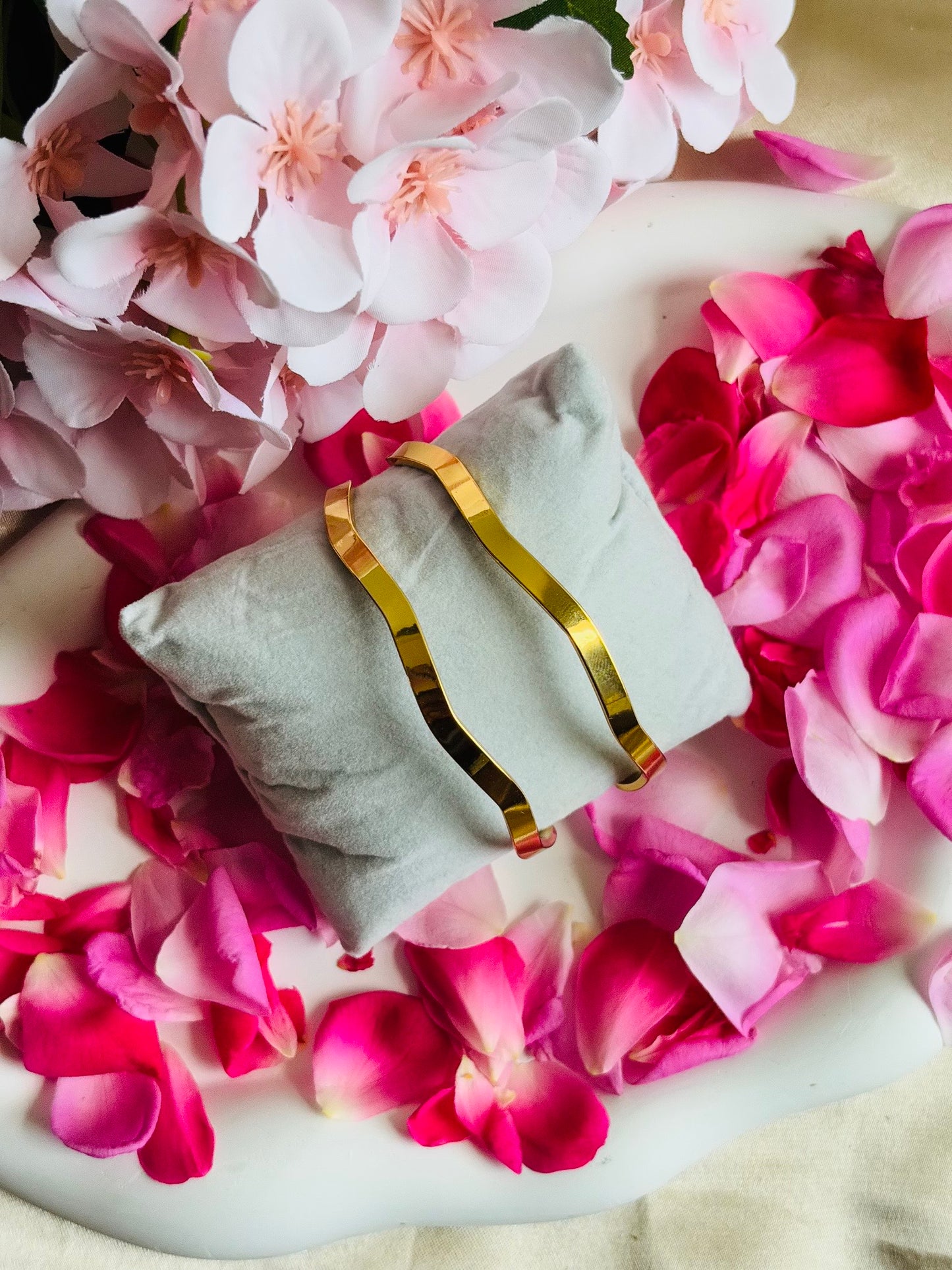 AIlaura Wave Minimal Gold Bangle (Pair)