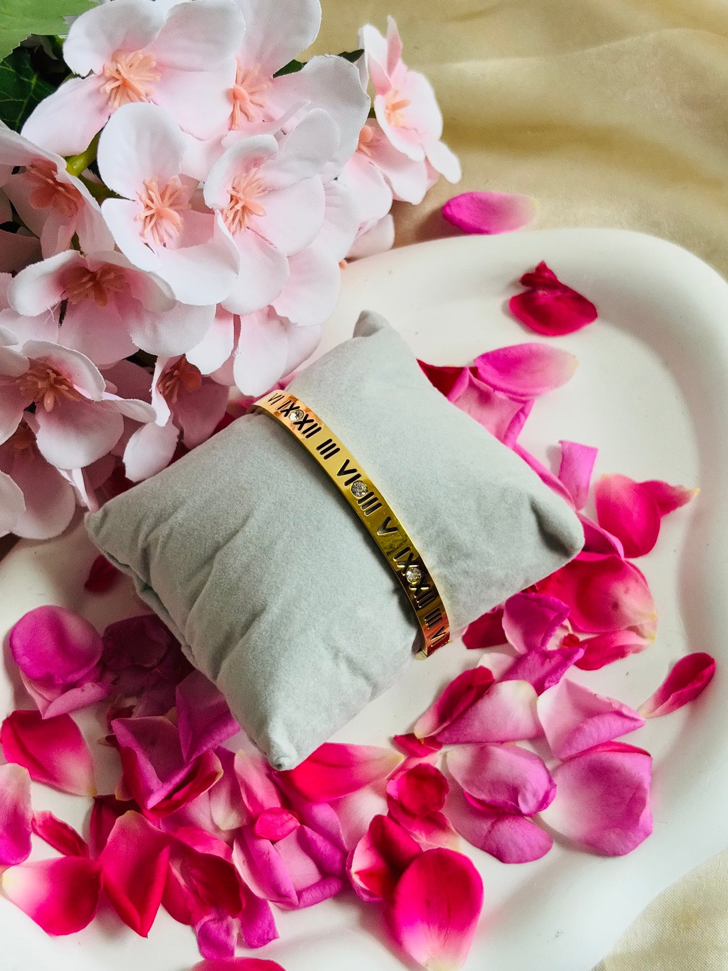 AIlaura Roman Charm Open Kada