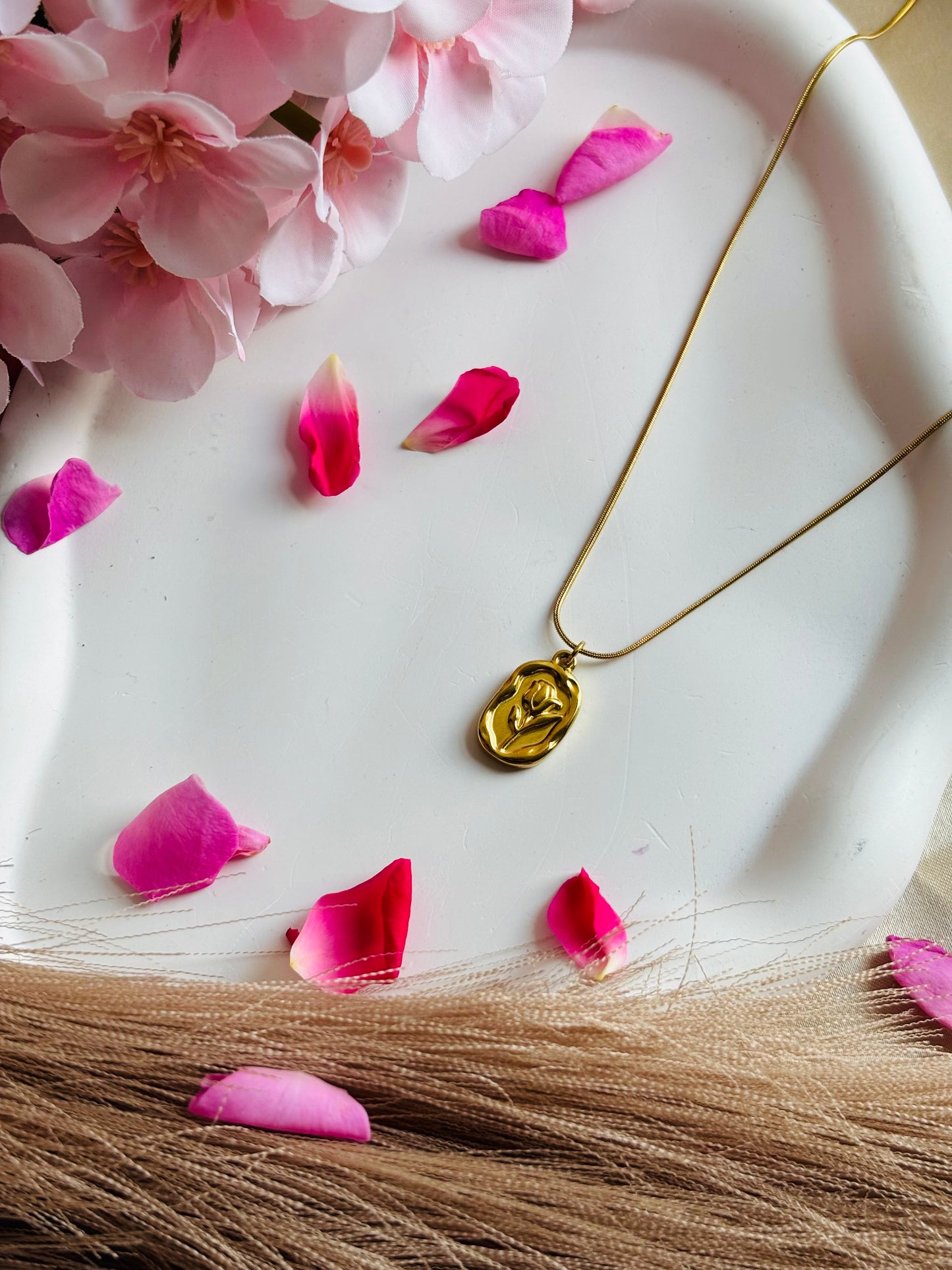 AIlaura Vintage Oval Gold Pendant Necklace